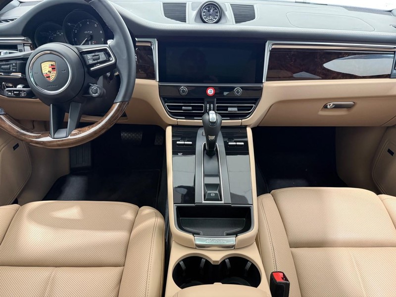Porsche Macan Vehicle Full-screen Gallery Image 14