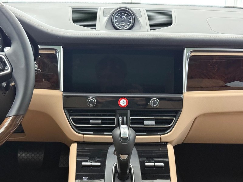 Porsche Macan Vehicle Full-screen Gallery Image 15