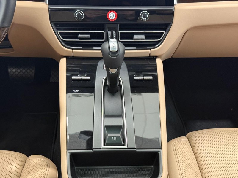 Porsche Macan Vehicle Full-screen Gallery Image 16