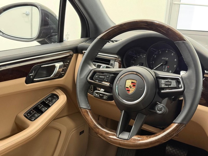 Porsche Macan Vehicle Full-screen Gallery Image 17
