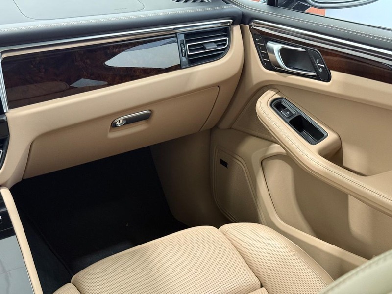 Porsche Macan Vehicle Full-screen Gallery Image 18