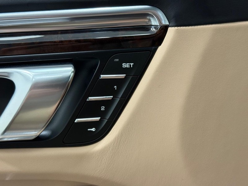 Porsche Macan Vehicle Full-screen Gallery Image 19