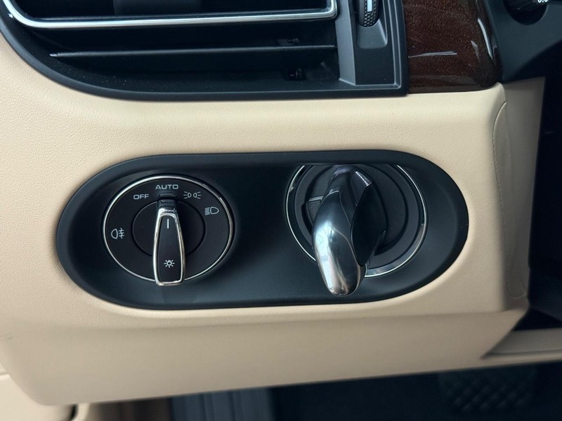 Porsche Macan Vehicle Full-screen Gallery Image 20