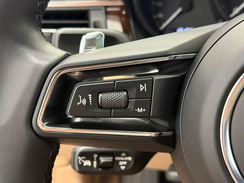 Porsche Macan Vehicle Full-screen Gallery Image 21