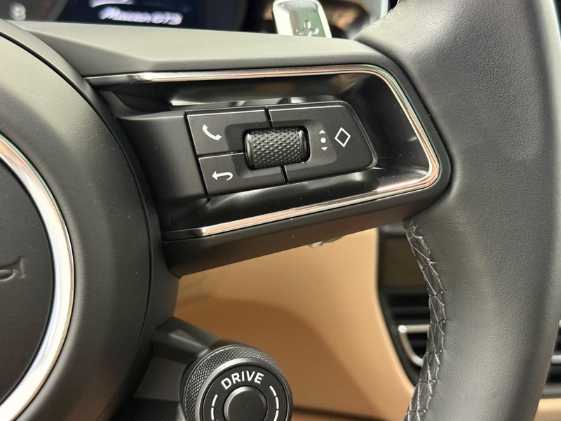 Porsche Macan Vehicle Full-screen Gallery Image 22