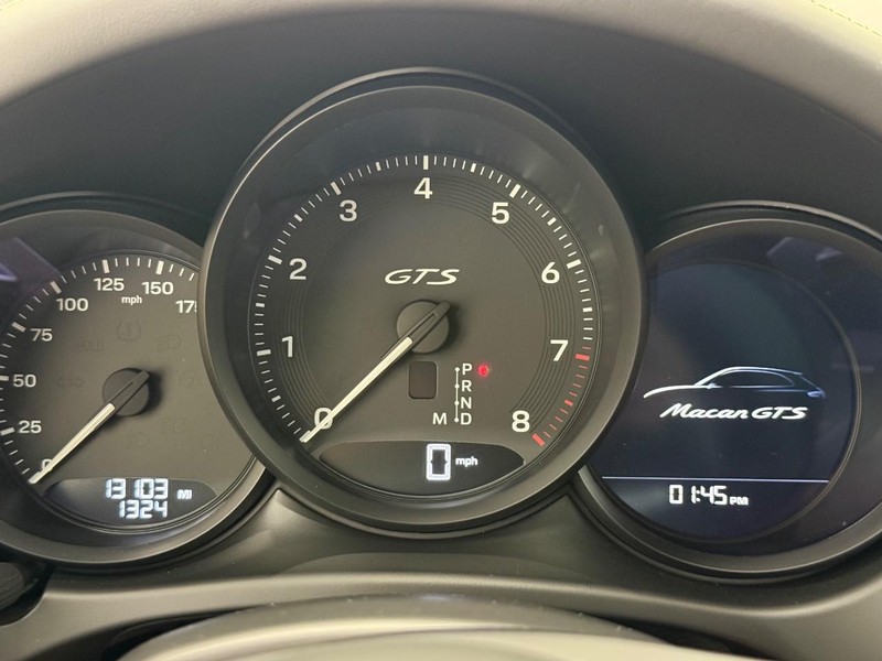 Porsche Macan Vehicle Full-screen Gallery Image 23