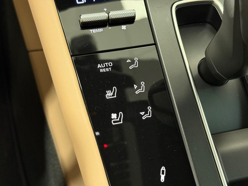 Porsche Macan Vehicle Full-screen Gallery Image 25