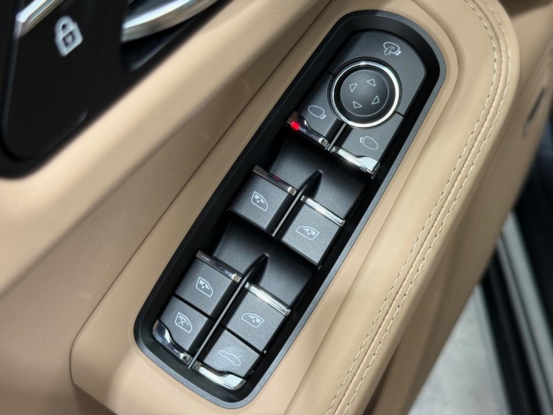 Porsche Macan Vehicle Full-screen Gallery Image 26
