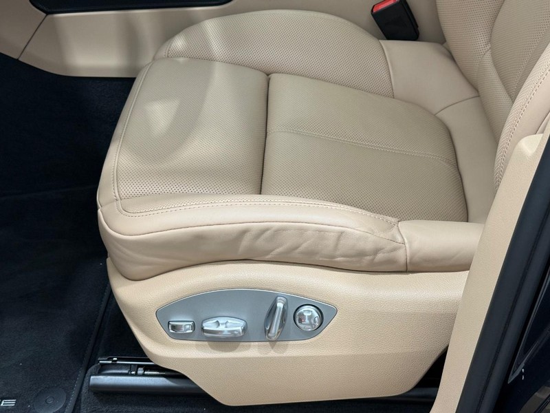 Porsche Macan Vehicle Full-screen Gallery Image 27