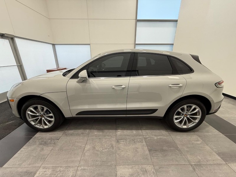Porsche Macan Vehicle Full-screen Gallery Image 02
