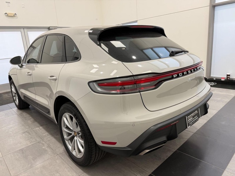 Porsche Macan Vehicle Full-screen Gallery Image 03