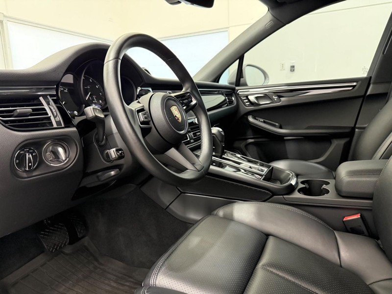Porsche Macan Vehicle Full-screen Gallery Image 04