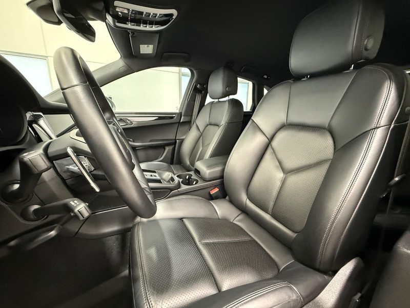 Porsche Macan Vehicle Full-screen Gallery Image 05