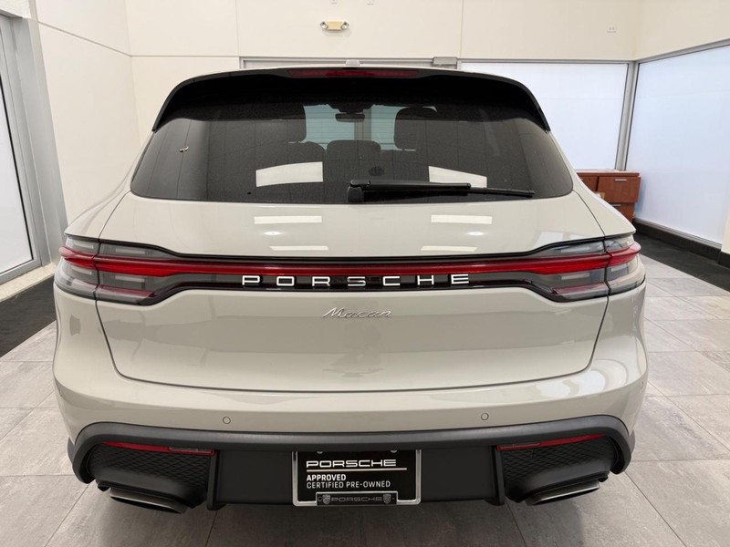 Porsche Macan Vehicle Full-screen Gallery Image 06