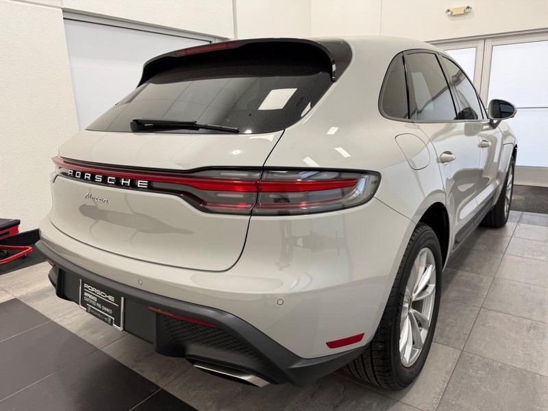 Porsche Macan Vehicle Full-screen Gallery Image 07