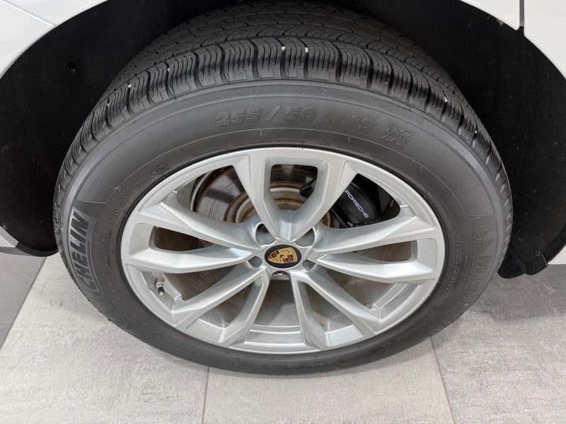 Porsche Macan Vehicle Full-screen Gallery Image 08