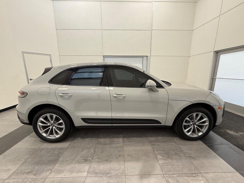 Porsche Macan Vehicle Full-screen Gallery Image 09