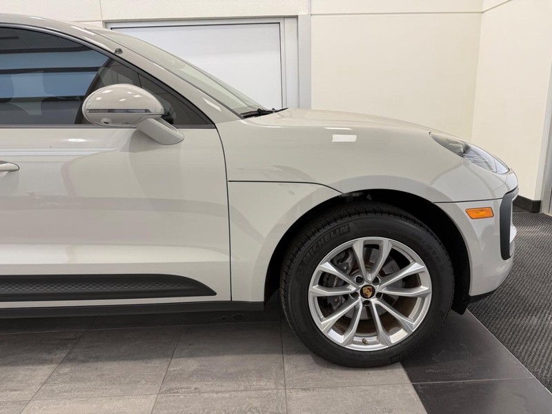 Porsche Macan Vehicle Full-screen Gallery Image 10