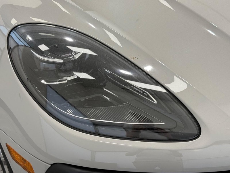 Porsche Macan Vehicle Full-screen Gallery Image 11