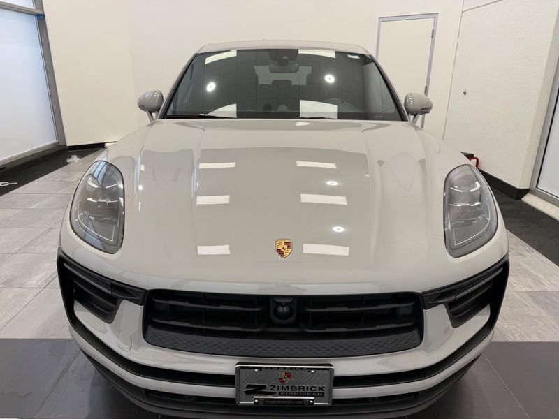 Porsche Macan Vehicle Full-screen Gallery Image 12
