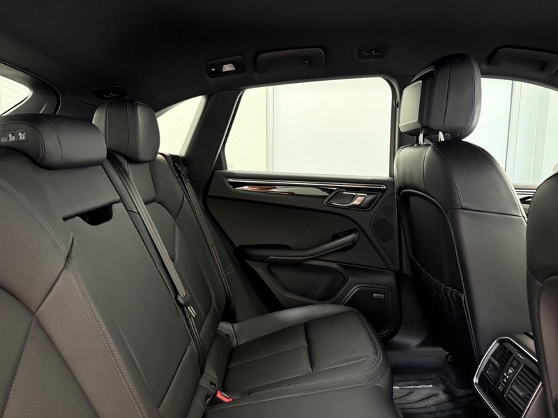 Porsche Macan Vehicle Full-screen Gallery Image 13