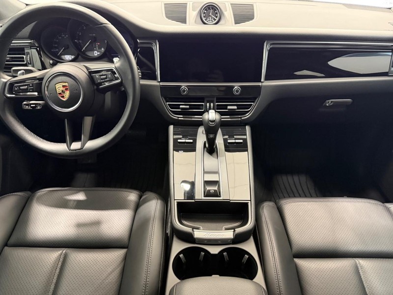 Porsche Macan Vehicle Full-screen Gallery Image 14