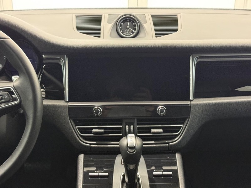 Porsche Macan Vehicle Full-screen Gallery Image 15