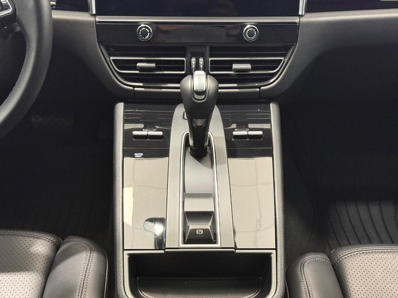 Porsche Macan Vehicle Full-screen Gallery Image 16