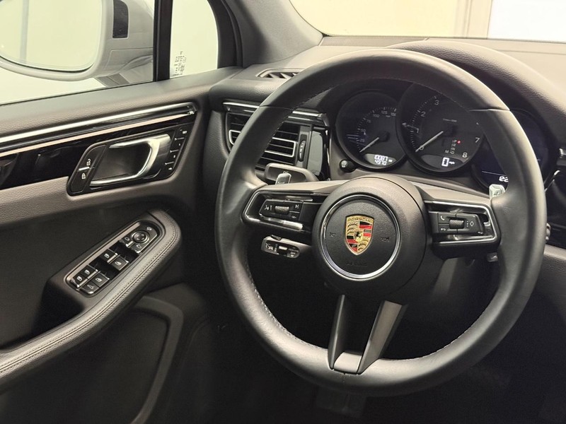 Porsche Macan Vehicle Full-screen Gallery Image 17