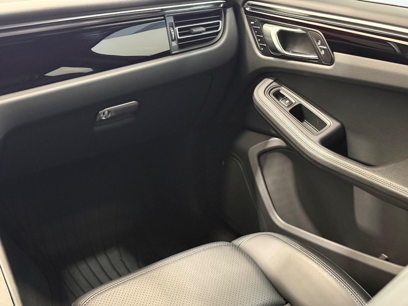 Porsche Macan Vehicle Full-screen Gallery Image 18