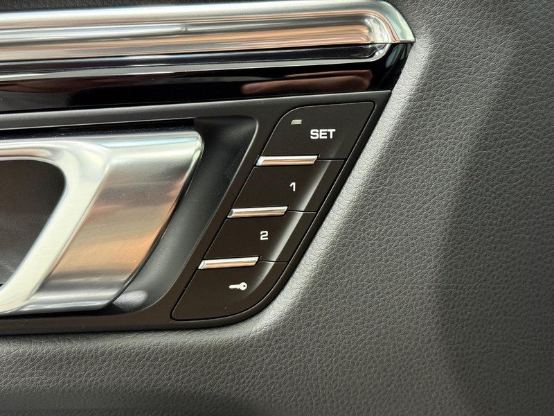 Porsche Macan Vehicle Full-screen Gallery Image 19