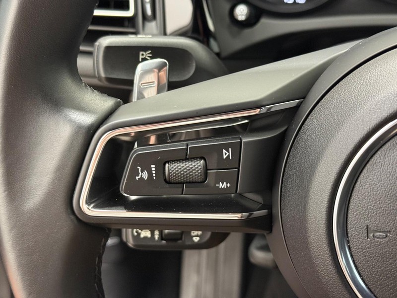 Porsche Macan Vehicle Full-screen Gallery Image 21