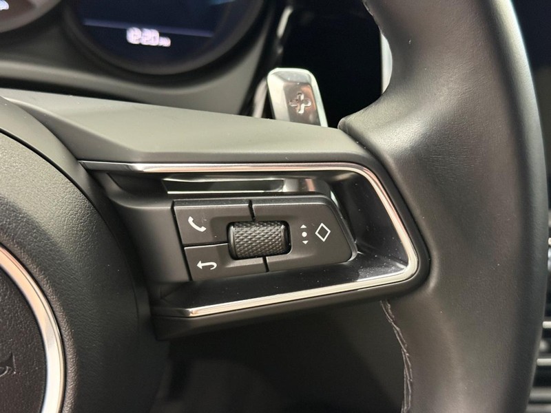 Porsche Macan Vehicle Full-screen Gallery Image 22