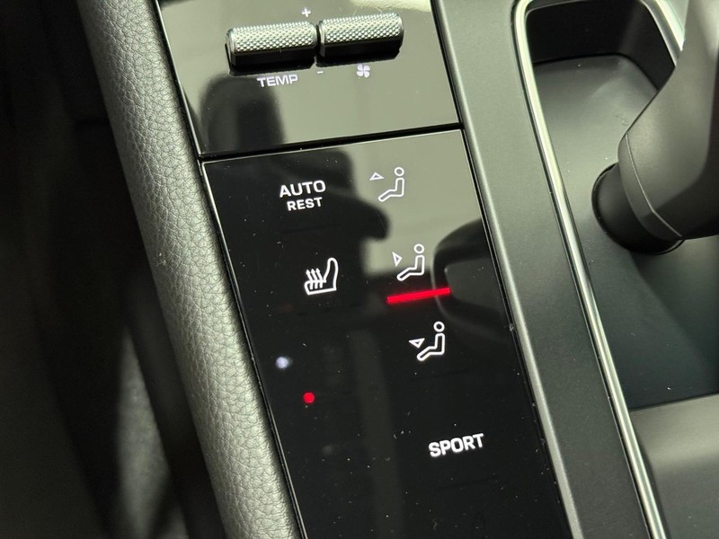 Porsche Macan Vehicle Full-screen Gallery Image 25