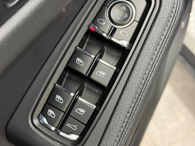 Porsche Macan Vehicle Full-screen Gallery Image 26