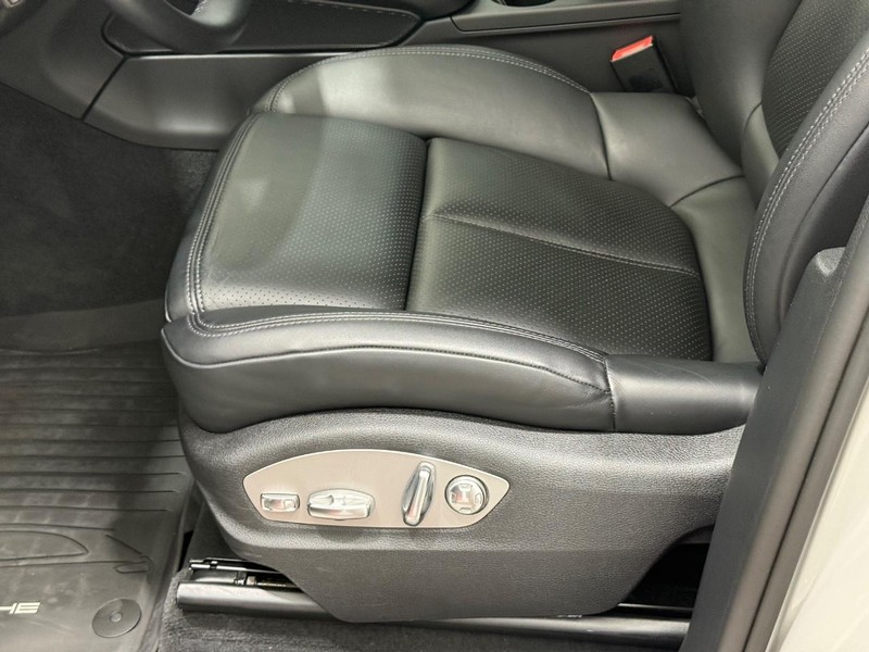Porsche Macan Vehicle Full-screen Gallery Image 27