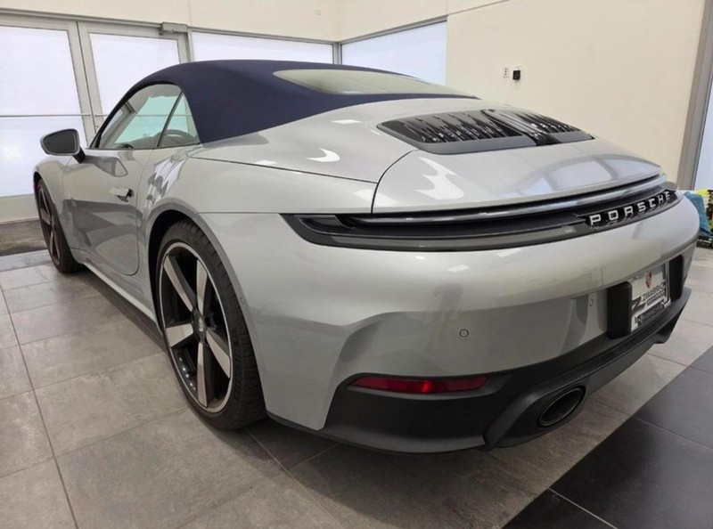 Porsche 911 Vehicle Full-screen Gallery Image 03