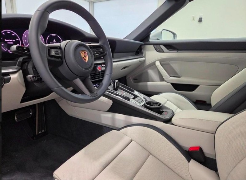 Porsche 911 Vehicle Full-screen Gallery Image 04