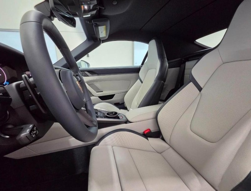 Porsche 911 Vehicle Full-screen Gallery Image 05