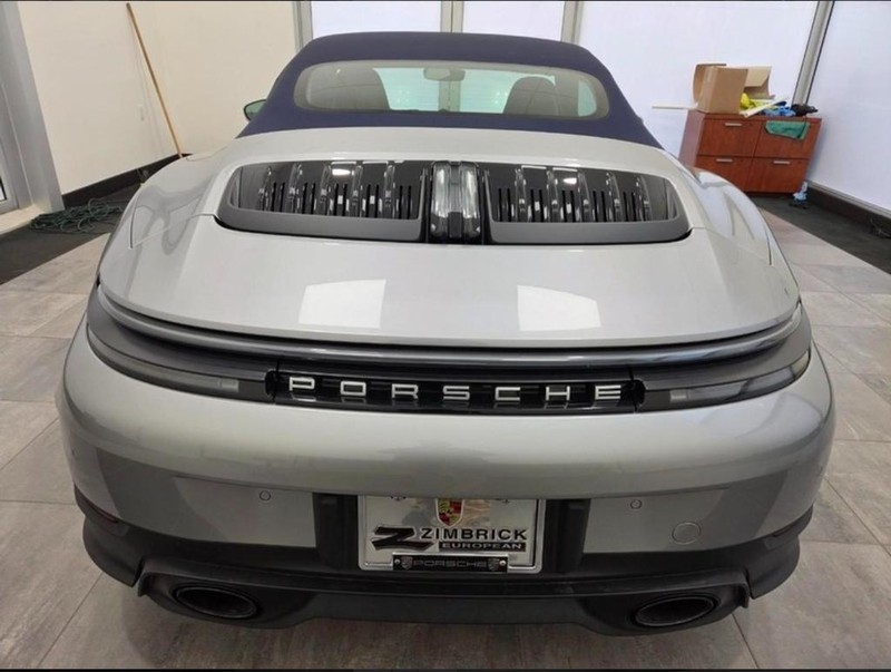 Porsche 911 Vehicle Full-screen Gallery Image 06