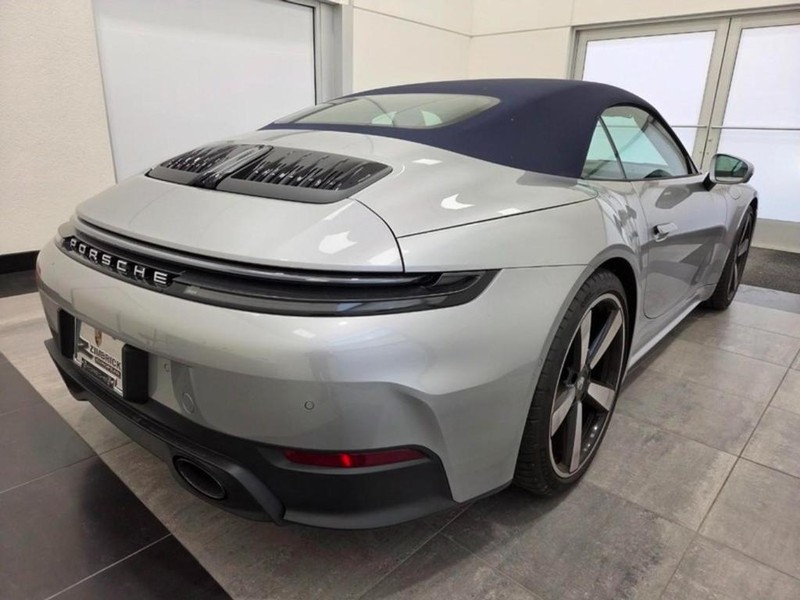 Porsche 911 Vehicle Full-screen Gallery Image 07