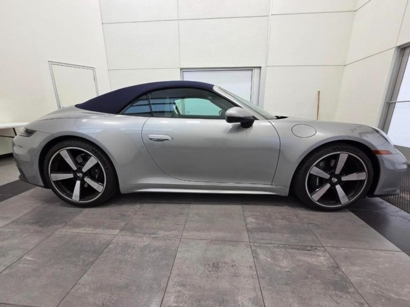 Porsche 911 Vehicle Full-screen Gallery Image 09
