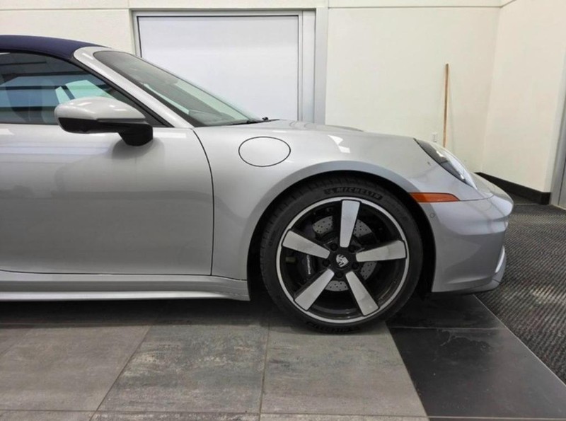 Porsche 911 Vehicle Full-screen Gallery Image 10