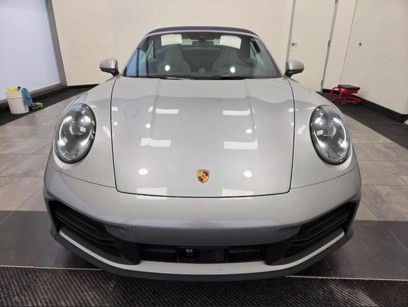 Porsche 911 Vehicle Full-screen Gallery Image 12