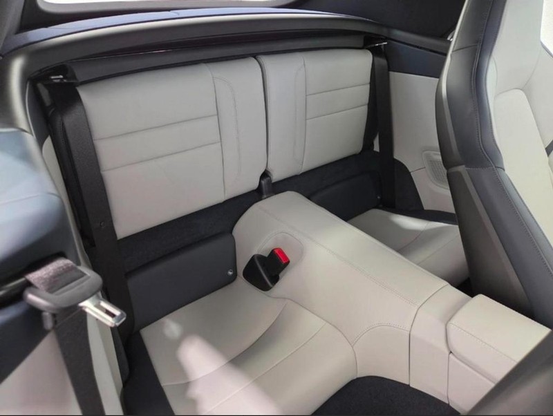 Porsche 911 Vehicle Full-screen Gallery Image 13