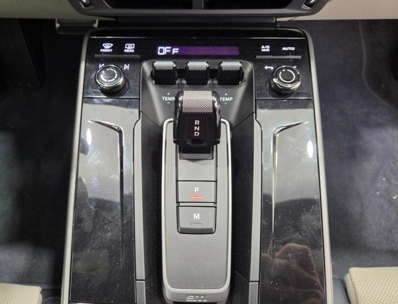 Porsche 911 Vehicle Full-screen Gallery Image 16