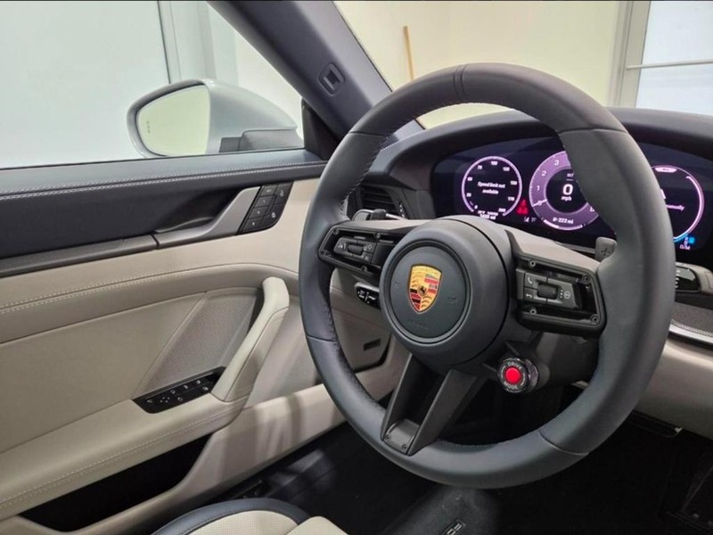 Porsche 911 Vehicle Full-screen Gallery Image 17