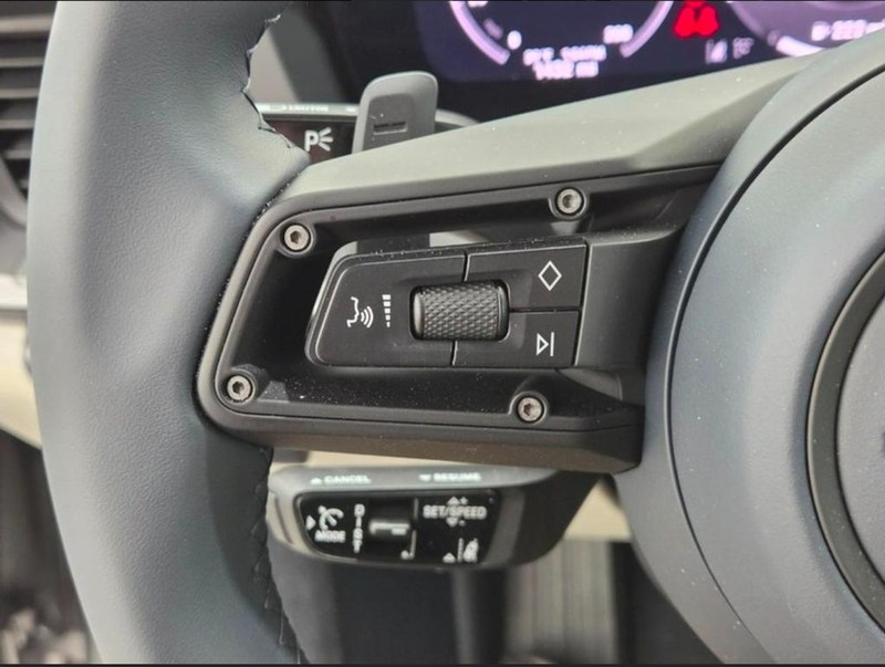 Porsche 911 Vehicle Full-screen Gallery Image 19