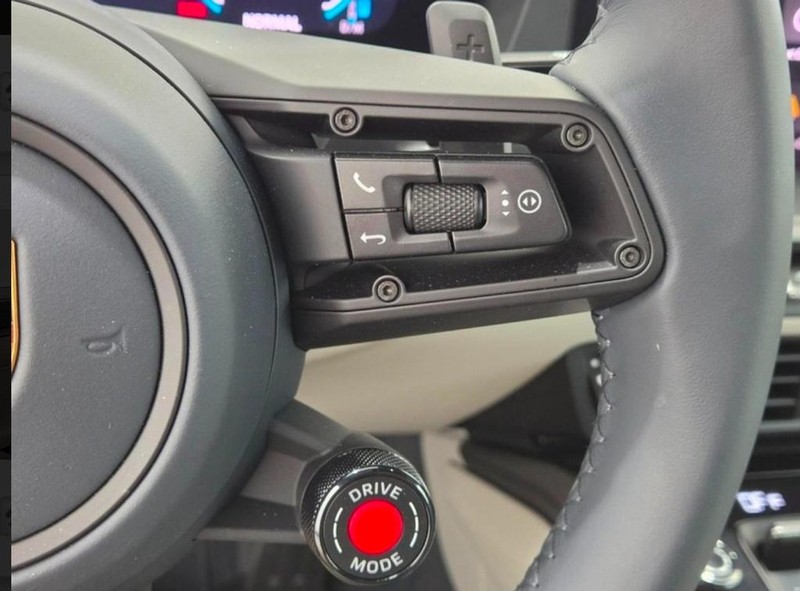 Porsche 911 Vehicle Full-screen Gallery Image 20