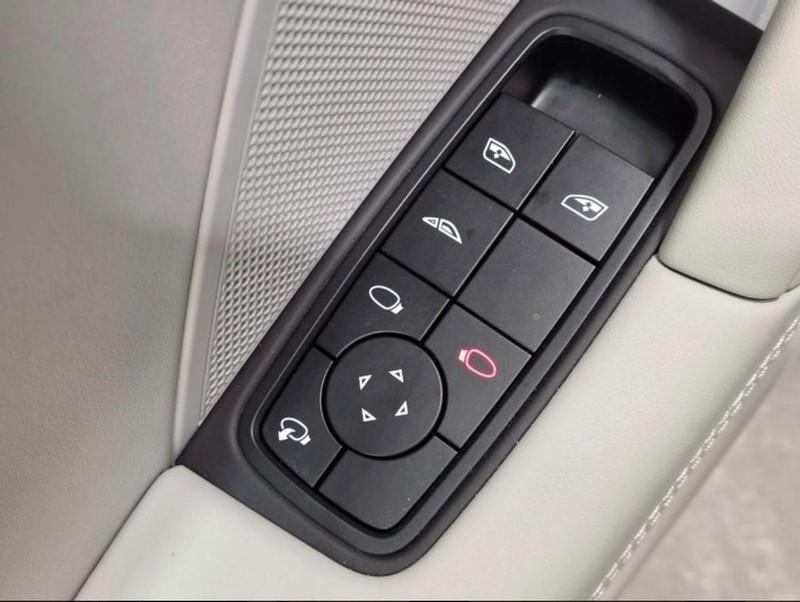 Porsche 911 Vehicle Full-screen Gallery Image 25